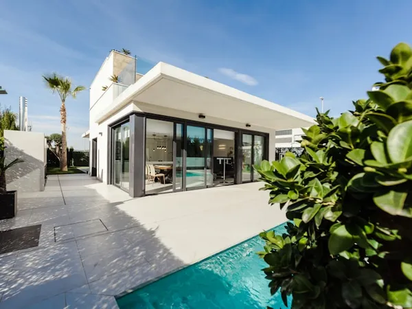 Contemporary Lakeside Residence – photo 1